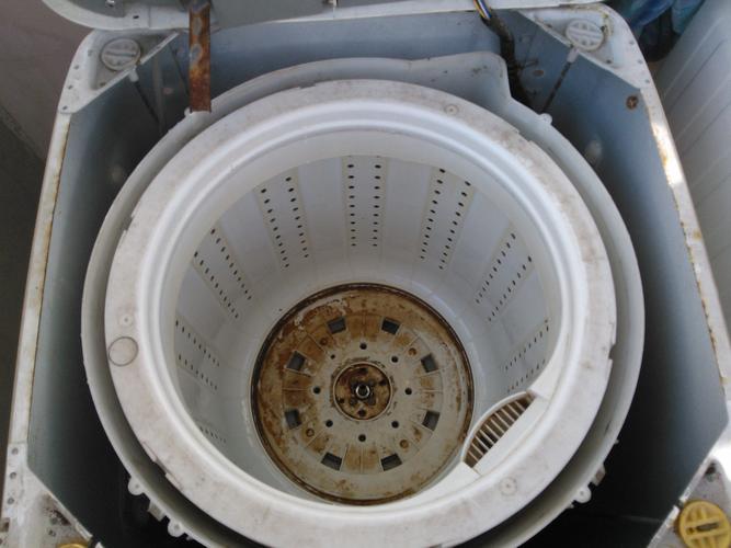 成都巴特奈尔保洁公司的小编先给大家看一张正常使用一年左右的洗衣机
